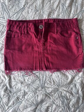 Guess Women’s Y2K Rare Red Denim Mini Skirt Raw Hem Back Pocket Logo Size 27